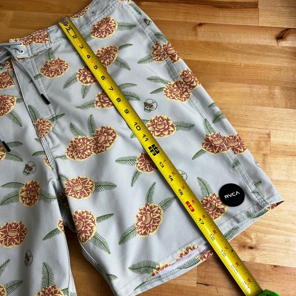 RVCA Luke Pelletier Special Edition Skull Floral Board Short Swim Trunks Size 34 - Picture 6 of 7